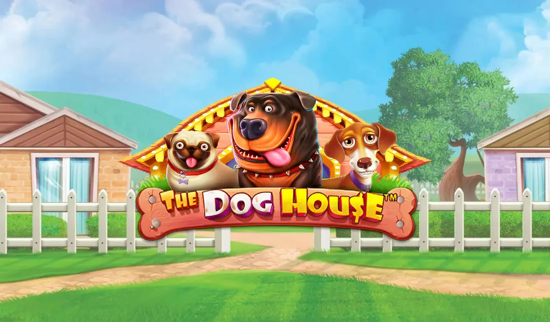 Баннер The Dog House: три собаки перед будкой с гирляндой и логотип игры на кости на фоне двора с белым забором